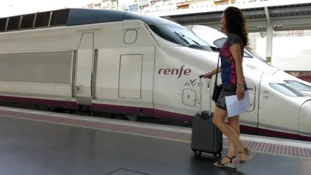 Los viajes en AVE de Alicante a Madrid se alargarán 15 minutos con la oposición del alcalde y la Diputación