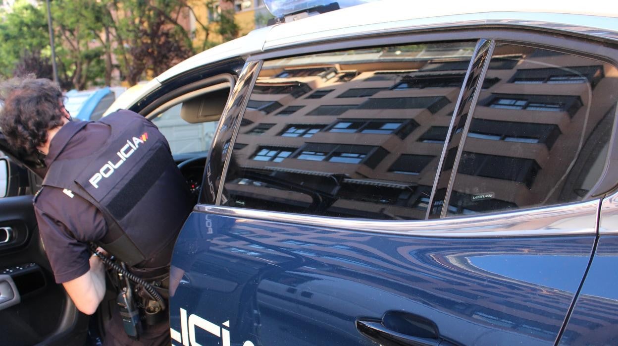 Un agente de la Policía Nacional en un coche patrulla