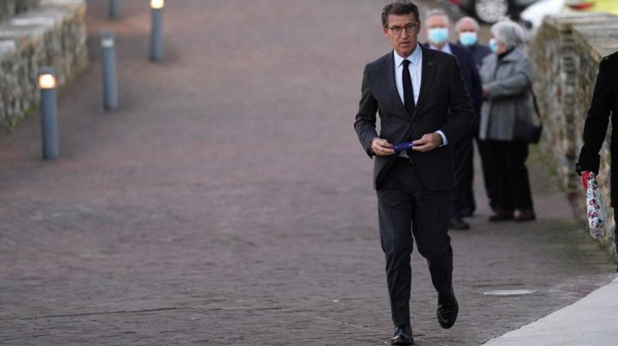 Feijóo, acudiendo al acto con familiares del Villa de Pitanxo