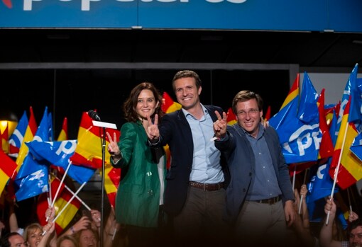 Pablo Casado celebra la victoria en Madrid junto a Isabel Díaz Ayuso y José Luis Martínez-Almeida