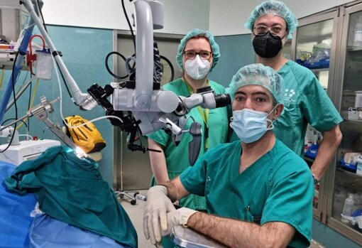 Cirujanos que han realizado la primera glotoplastia de Wendler en el HUC