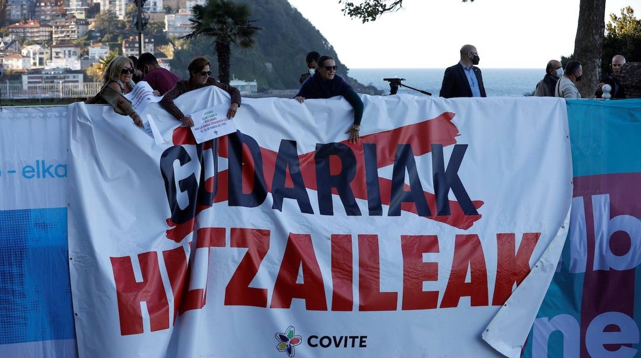 Miembros de Covite protestan al paso de una manifestación a favor de los presos de ETA