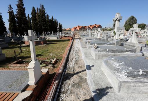 Las obras en el cementerio han permitido adecentar algunas zonas