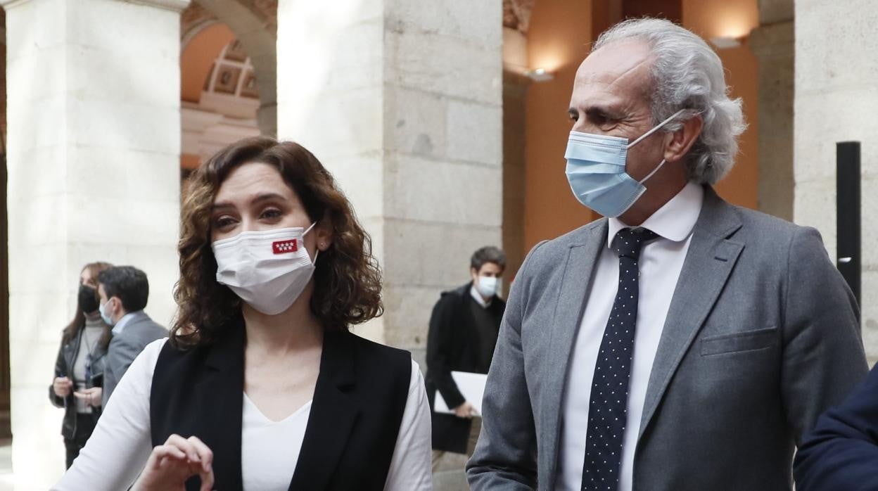 La presidenta madrileña, Isabel Díaz Ayuso, junto al consejero de Sanidad, Enrique Ruiz Escudero