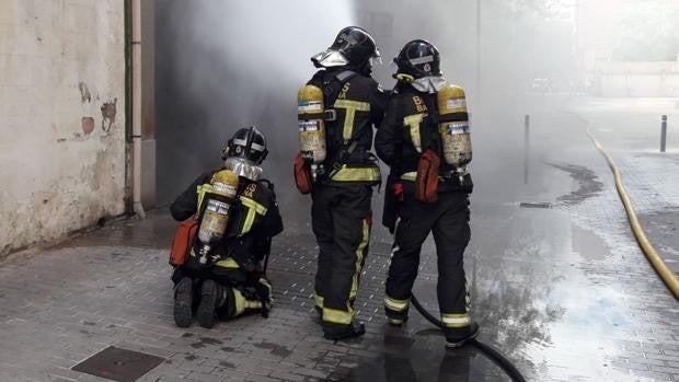 Dos heridos tras el incendio de un piso tutelado para ancianos en Barcelona