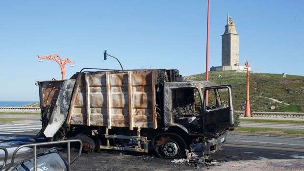 La Coruña declara la emergencia sanitaria en la ciudad tras una semana de sabotajes y basura acumulada