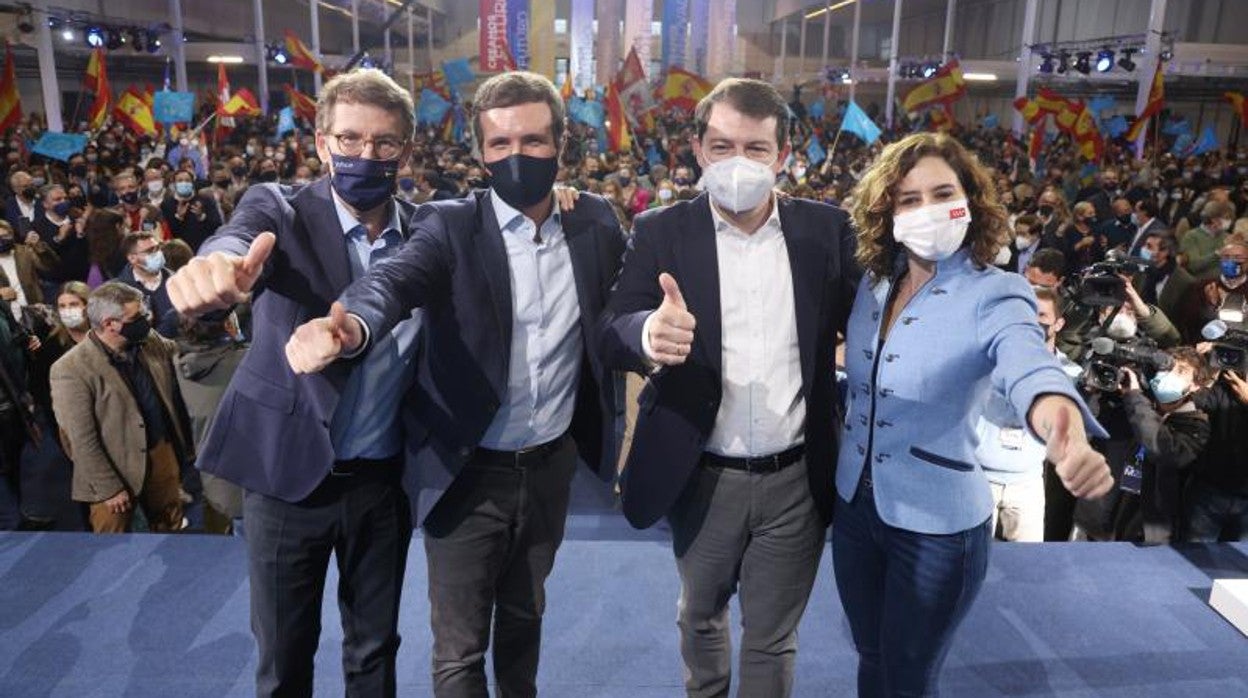 Alberto Núñez Feijóo, Pablo Casado, Alfonso Fernández Mañueco e Isabel Díaz Ayuso, el 11 de febrero, en el cierre de campaña electoral en Valladolid