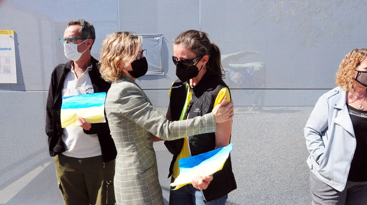 Anna y la alcaldesa Conchi Narváez se abrazan en un acto de apoyo al pueblo ucraniano
