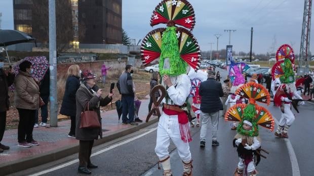 Los antruejos de la provincia de León llevan su tradición a las calles de la capital