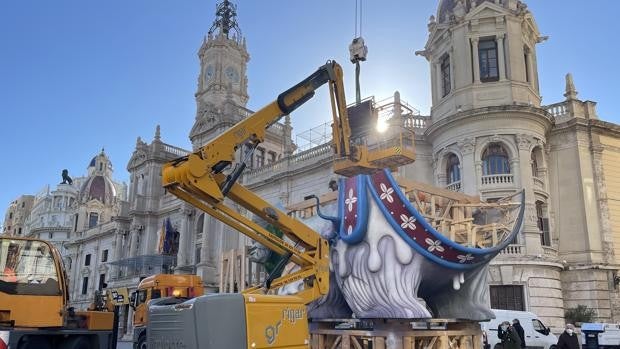 Fallas Valencia 2022: llegan los primeros 'ninots' de la falla municipal a la plaza del Ayuntamiento