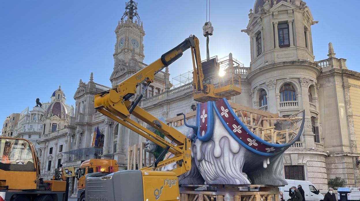 Montaje de las primeras piezas de la falla municipal en la plaza del Ayuntamiento de Valencia