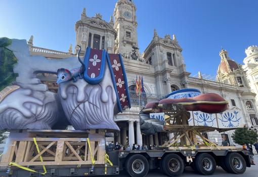 Las primeras piezas de la falla municipal llegan a la plaza del Ayuntamiento