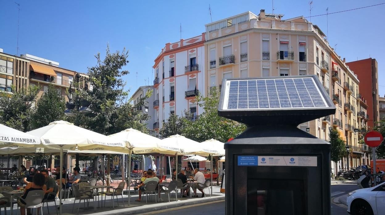 Un estacionamiento regulado con limitación horaria (ORA) en una calle de Valencia