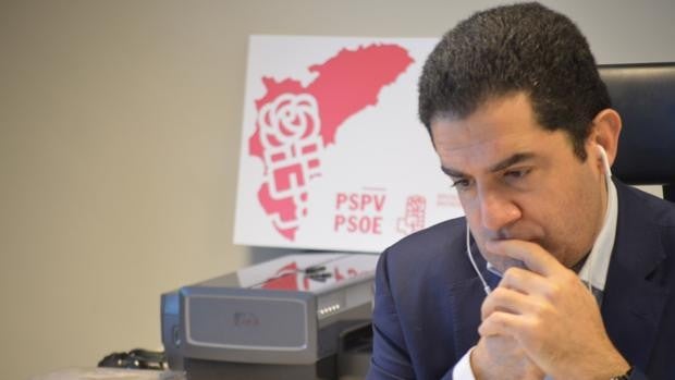 El alcalde socialista de Alcoy deja al PP con un solo concejal liberado y acumula diez para su partido