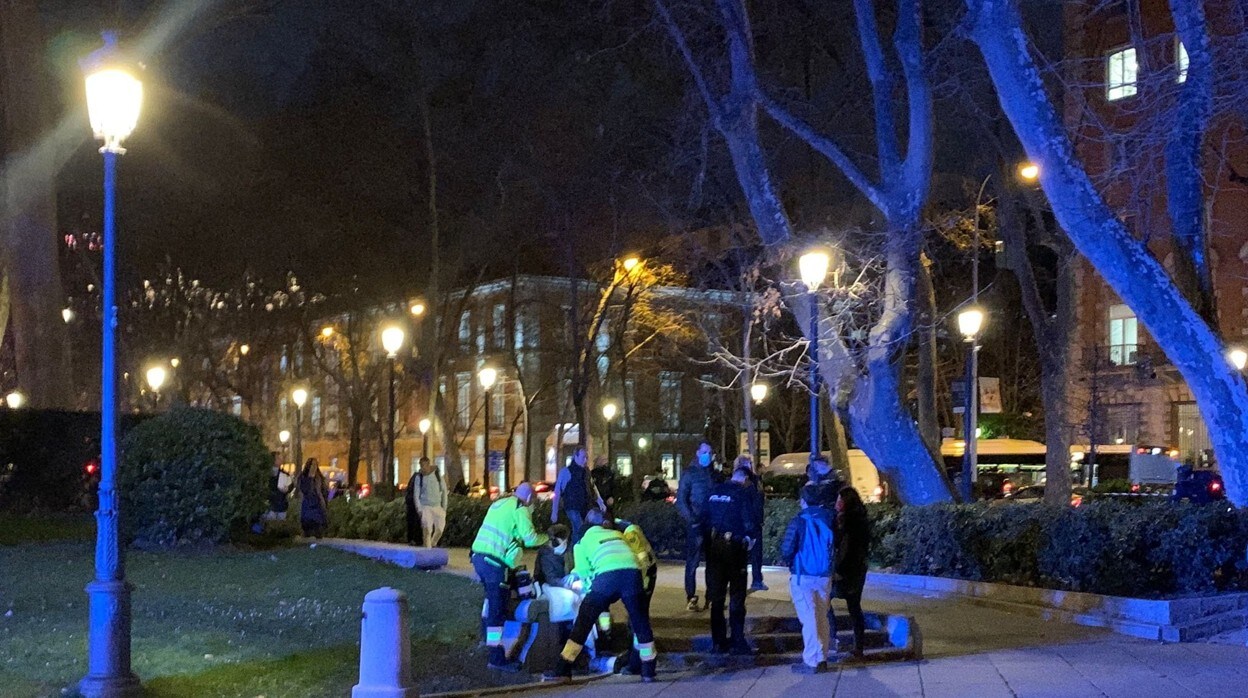 El Samur-Protección Civil atiende a la víctima en presencia de la Policía Nacional, ayer, en el Paseo del Prado