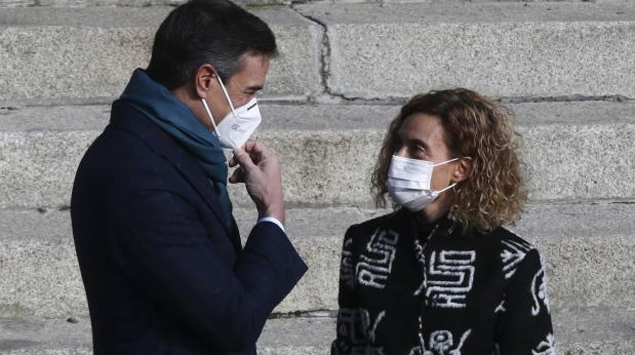 Pedro Sánchez y la presidenta del Congreso, la socialista Meritxel Batet, en las escalinatas del palacio de la Carrera de San Jerónimo