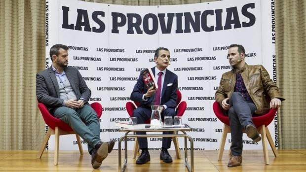 Juan Fernández-Miranda y Javier Chicote presentan «El jefe de los espías» en el Aula Las Provincias
