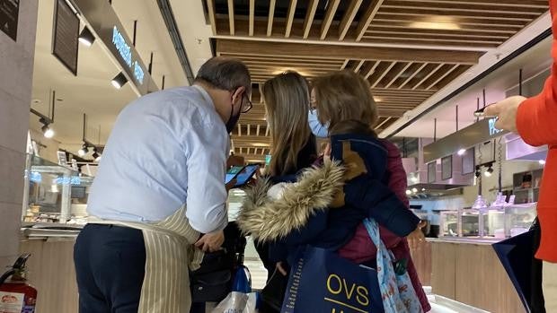 El fin de las cuarentenas por coronavirus para contactos estrechos abre la puerta a dejar de usar la mascarilla en interiores