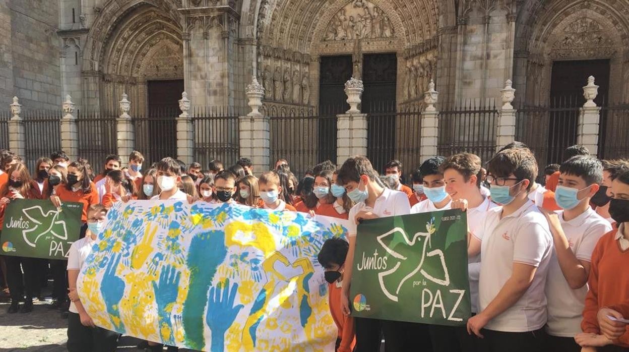 En un acto emotivo y sencillo que ha sido presidido por el obispo auxiliar, Francisco César Magán, han leído su manifiesto por la paz en Ucrania