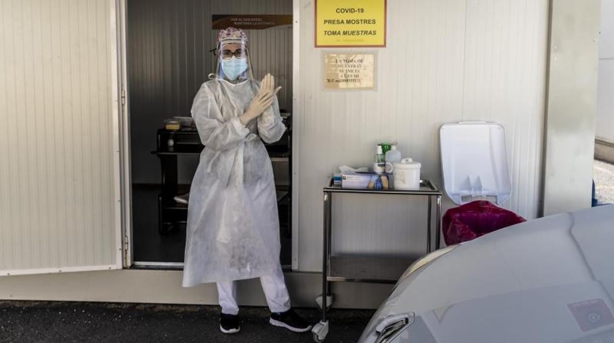 Personal sanitario encargado de realizar pruebas PCR en un hospital de la Comunidad Valecniana