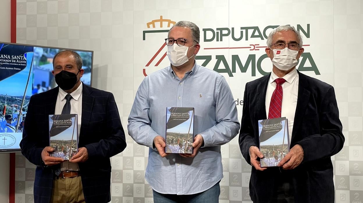 El vicepresidente segundo de la Diputación de Zamora, Jesús María Prada, presenta el libro 'Semana Santa en Bercianos de Aliste' con el alcalde de San Vicente de la Cabeza, Fernando González, y el autor de la publicación, José Luis Alonso