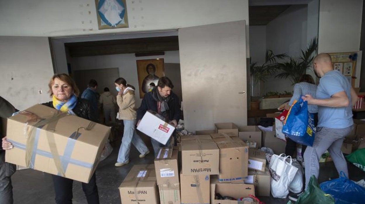 Voluntarios, esta semana en uno de los puntos de recogida de material humanitario