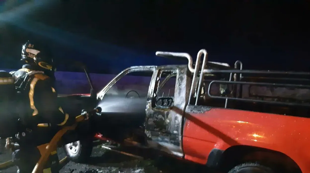 Bombero del cuerpo tinerfeño apaga el incendio de un vehículo