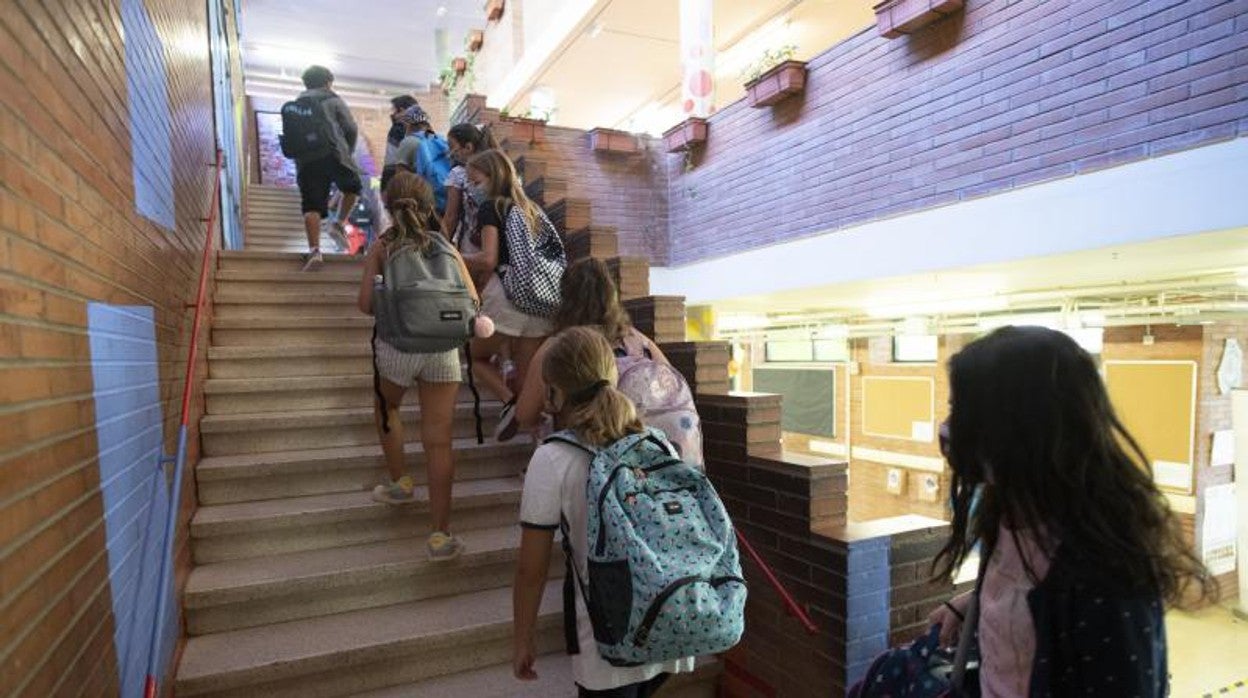 Niños en accediendo a las clases de un colegio, en una imagen de archivo