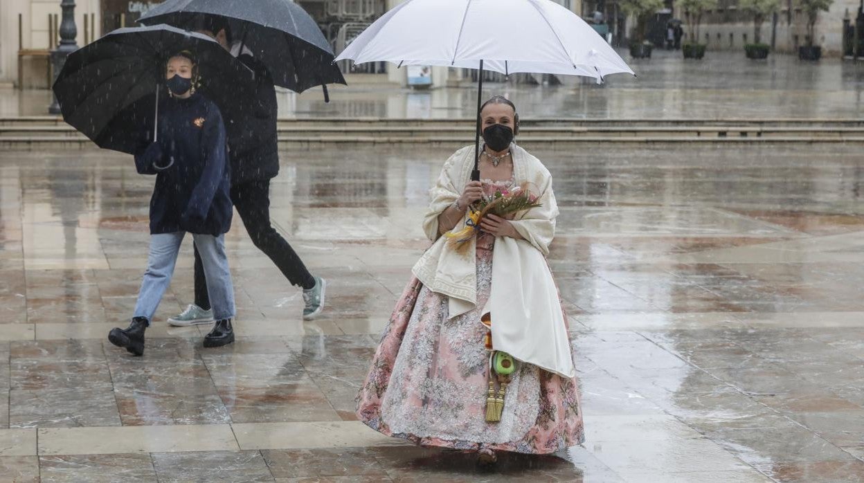 Imagen de una fallera en la plaza de la Virgen de Valencia