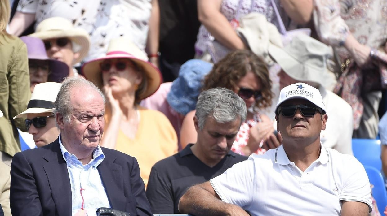 El rey Juan Carlos (izda), el entrenador del Chelsea Jose Mourinho (centro) y Toni Nadal (dcha) asisten al partido del español Rafa Nadal contra el ucraniano Alexandr Dolgopov