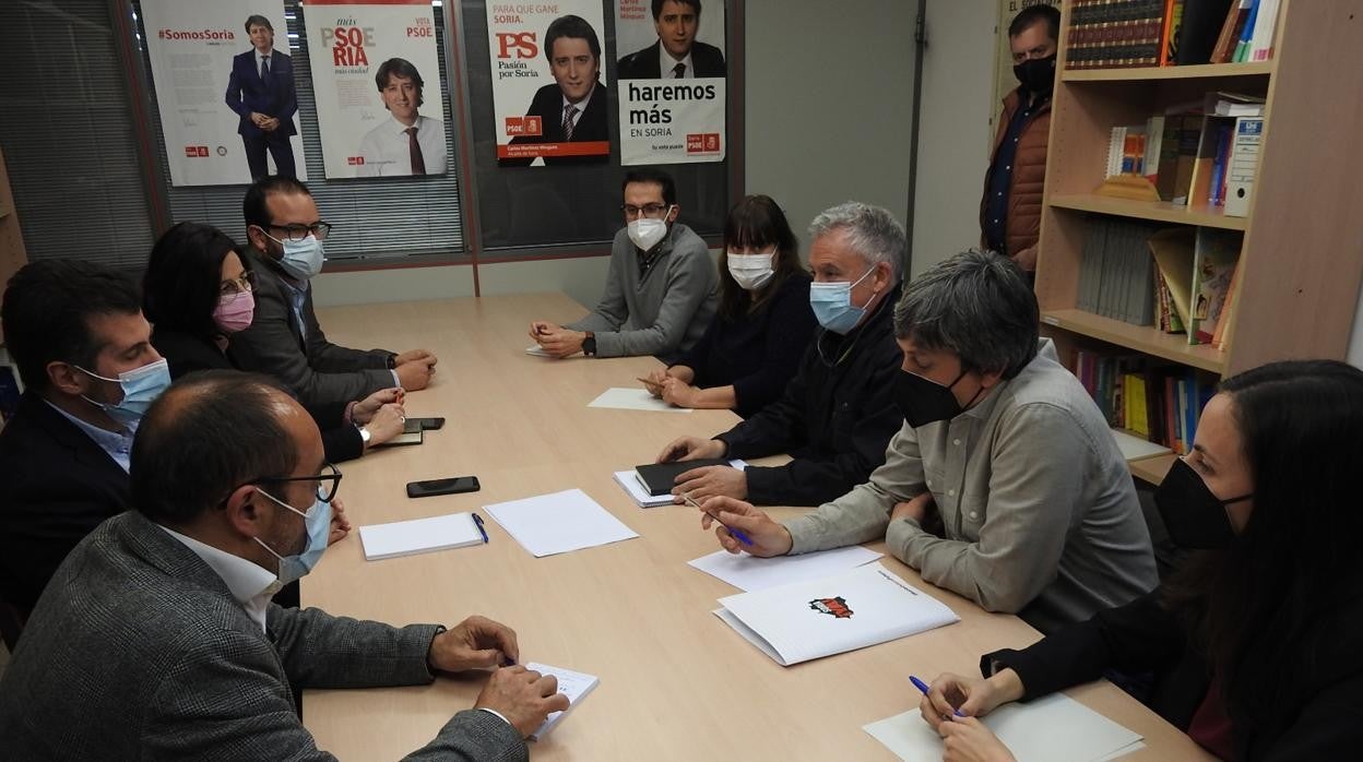 Luis Tudanca y Ángel Ceña, al frente de sendos equipos del PSOE y de Soria ¡Ya! durante el encuentro