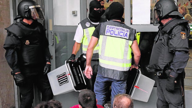 Once policías más, imputados por el 1-O