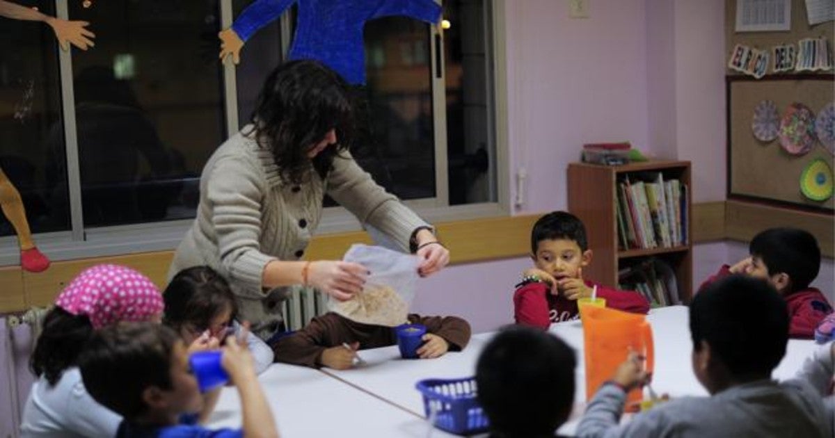 Una profesora atiende a los alumnos en un Centro de Educación Infantil y Primaria de Barcelona