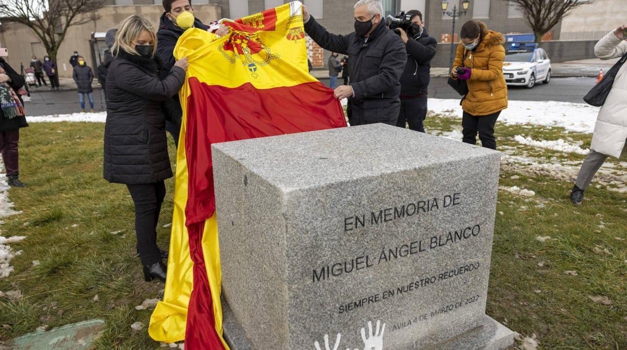 María del Mar Blanco descubre un monolito en homenaje a su hermano, Miguel Ángel Blanco