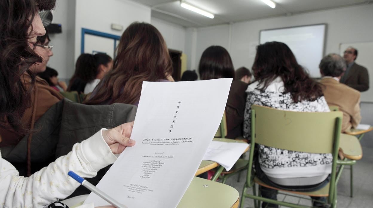 Una imagen de archivo de una clase de chino en un instituto valenciano