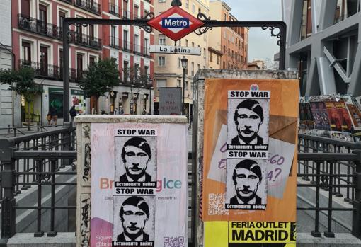 Carteles frente al Metro de La Latina