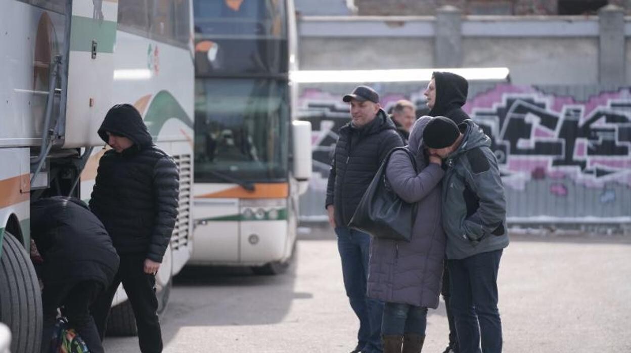 Refugiados salen en autobuses desde Lviv en dirección a la frontera polaca. Foto: Matías Nieto