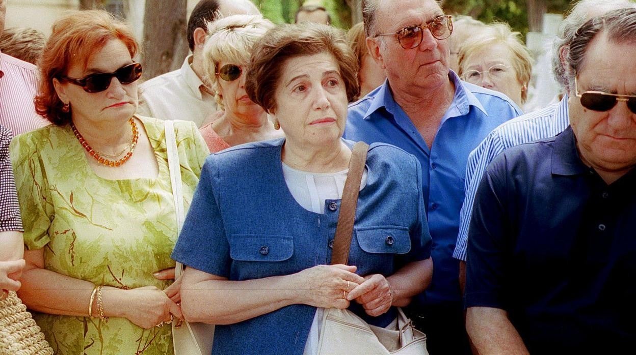 La biblotecaria guipuzcoana Clara Miranda (centro), en una fotografía de archivo