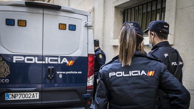Un hombre rocía con gasolina a su mujer y a su hijo para prenderles fuego tras agredirlos en Elda