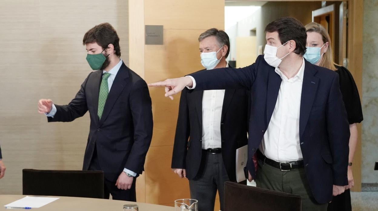 Mañueco, durante el primer encuentro mantenido con Vox para la formación de gobierno