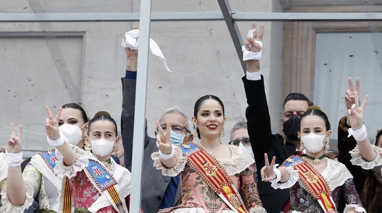 Imagen de las falleras mayores de Valencia en el balcón del Ayuntamiento