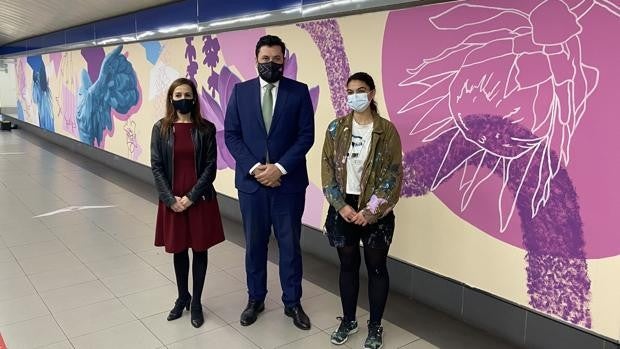 Metro homenajea a la mujer con un gran mural en la estación de Sainz de Baranda