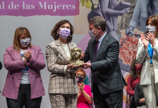 Carmen Calvo recibe su 'Luisa Medrano', que ha dedicado a las mujeres de Ucrania