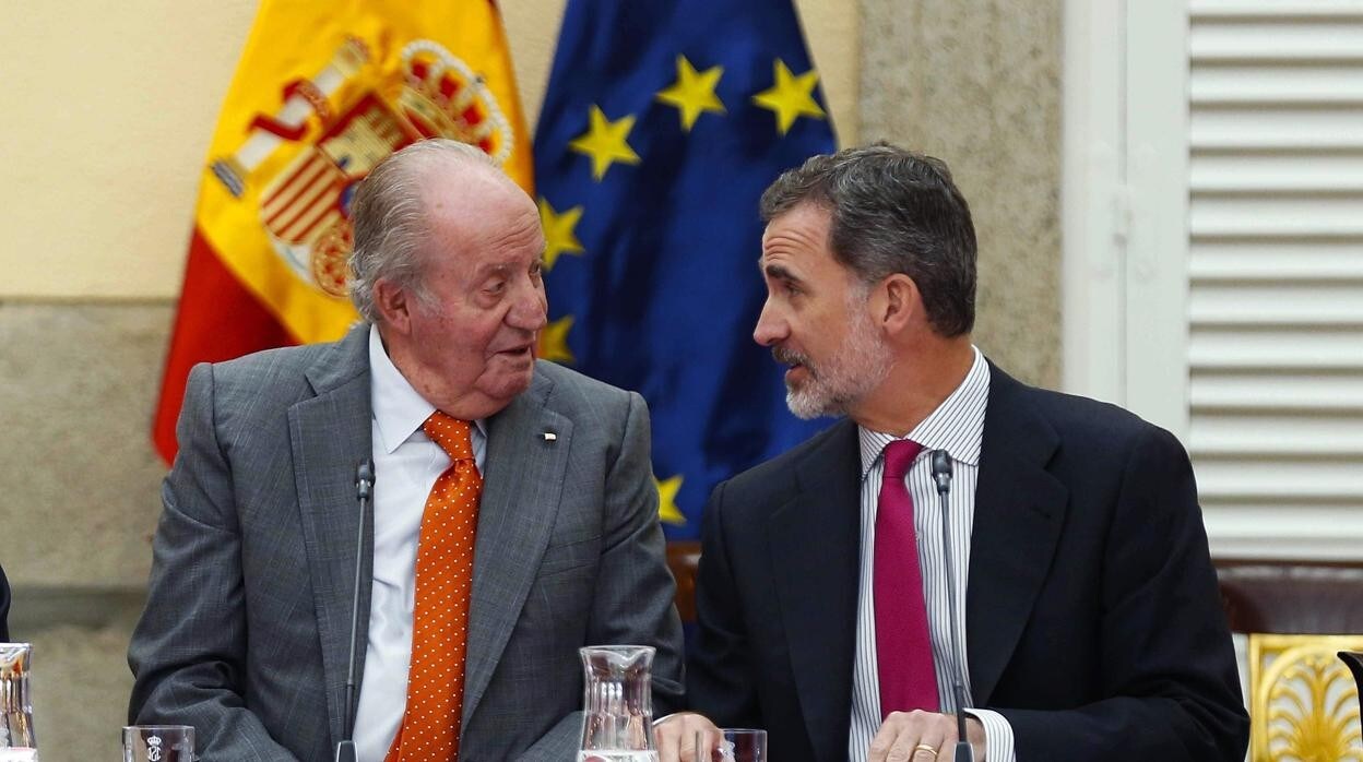 El Rey Juan Carlos conversando con su hijo en 2019