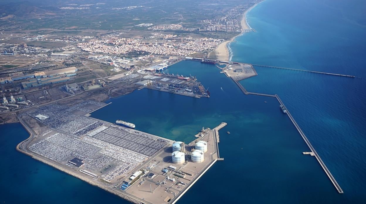 Imagen aérea del Puerto de Sagunto (Valencia), donde se ven los tanques de gas natural