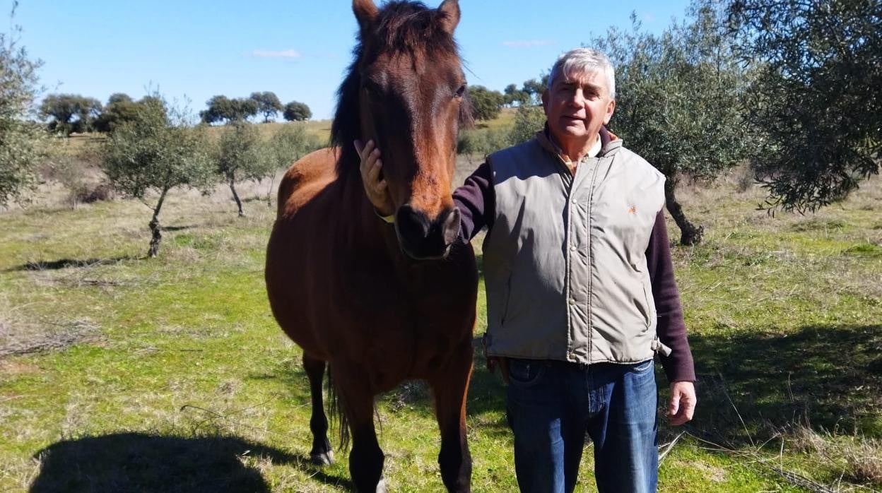 Diego Andrés Umbría en Mohedas de la Jara, donde le gusta montar a caballo