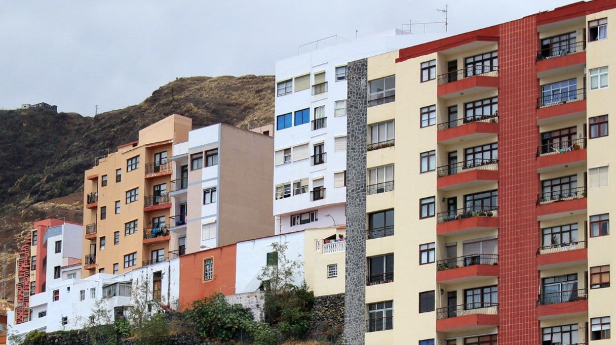 Bloque de viviendas en Canarias, la tercera comunidad más afectada por incremento de precios de alquiler