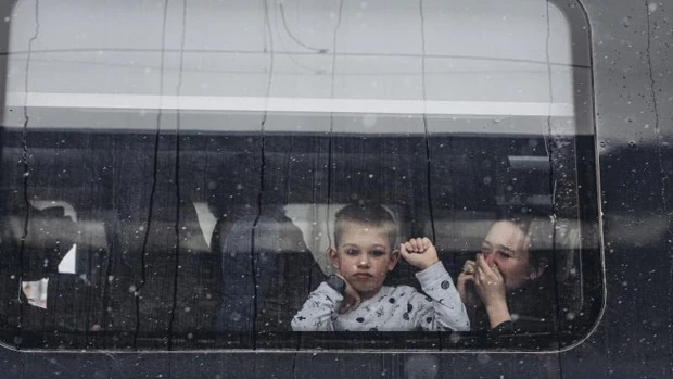 Un niño canario de cuatro años trata de huir de Járkov bajo el bombardeo ruso