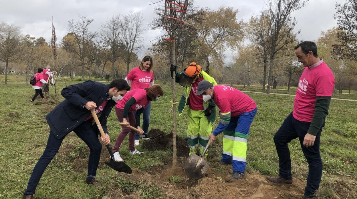 Los concejales del Grupo Municipal Popular, Santiago Serrano, César Higueruela y Gelen Delgado participan en la jornada de plantación de árboles ‘Plántate por ellas, por un futuro sostenible’