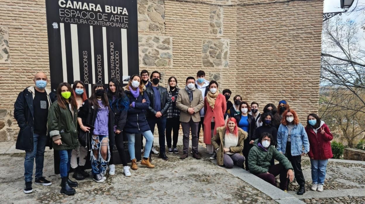 Teo García con los jóvenes cradores de la Escuela de Arte